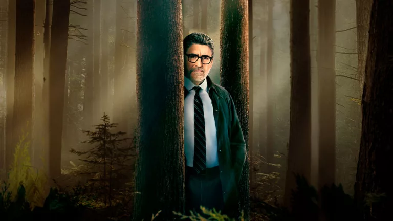Imagen del actor Alfred Molina en Three Pines.