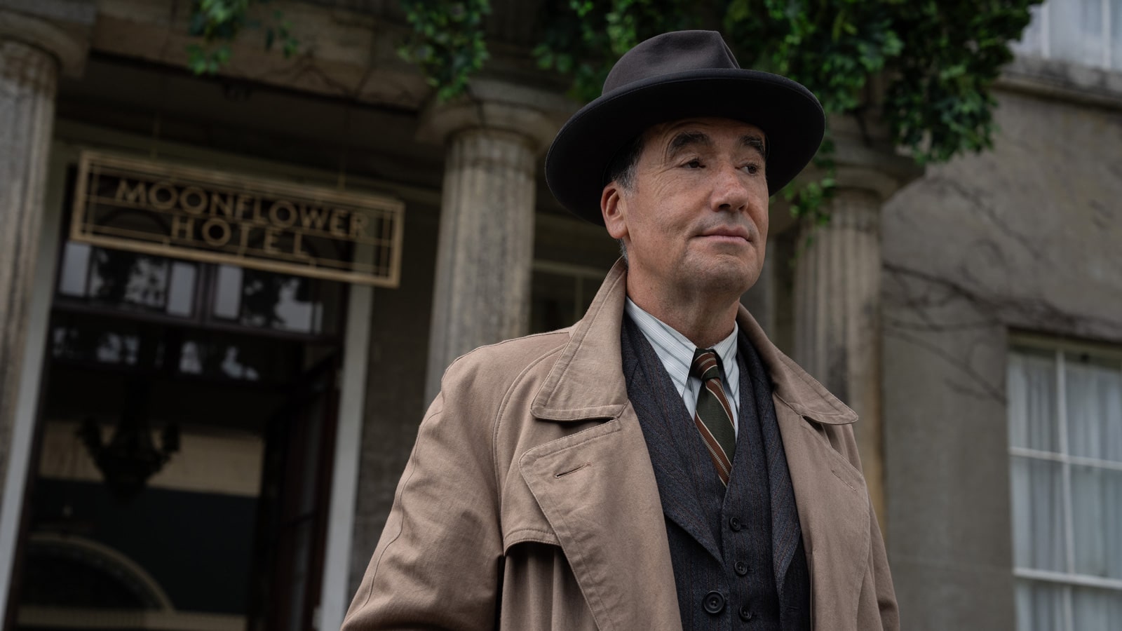 Imágenes del episodio de Los casos de Susan Ryeland: Moonflower Murders.